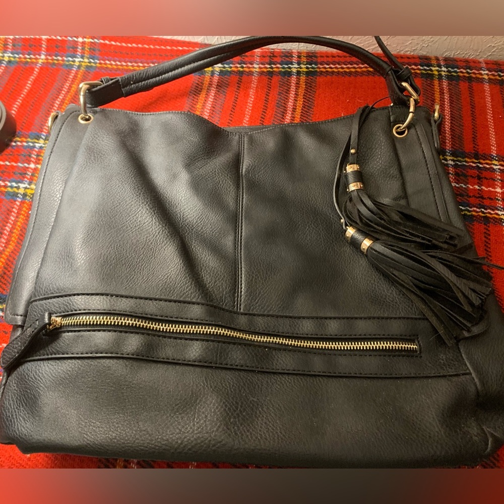 Urban Expressions. Black leather handbag.